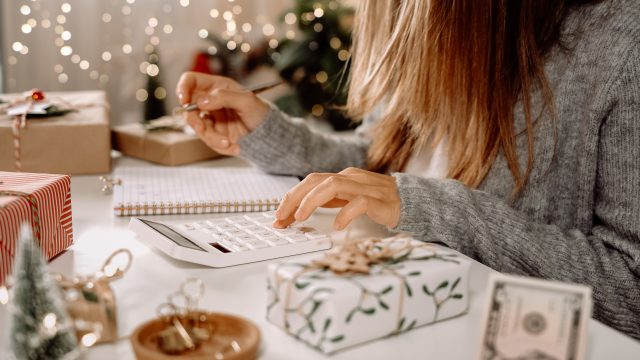 5 tips to deal with financial stress during the holidays