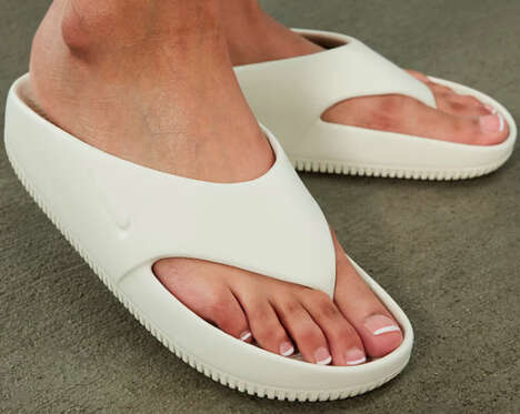 Women's Sportswear Flip Flops - Nike Calm Flip Flops Now Arrive in Styles for Women (TrendHunter.com)