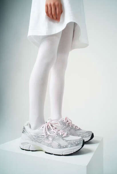 Silver Polka Dot Shoes - PAPERGIRL PARIS and BEAMS Re-Imagine the ASICS GT-2160 (TrendHunter.com)