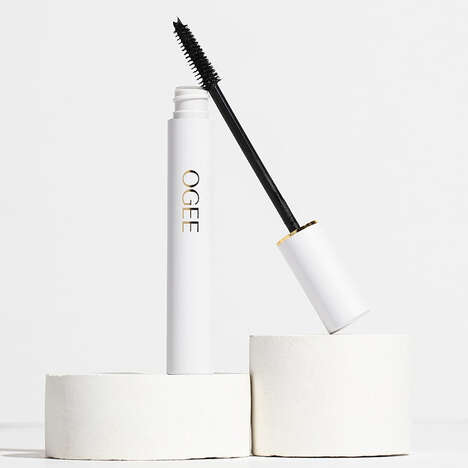 Clean Volumizing Mascaras - Beyond Clean Volumizing Mascara Uses 77% Certified Organic Ingredients (TrendHunter.com)