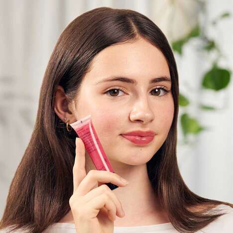 Plant-Powered Plumping Glosses - Bio-Retinol Glossy Lip Oil Uses Bidens Pilosa to Defy Aging (TrendHunter.com)
