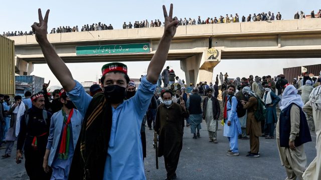 Khan supporters converge on Islamabad