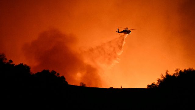 Death toll rises in LA fires as wind lull allows progress