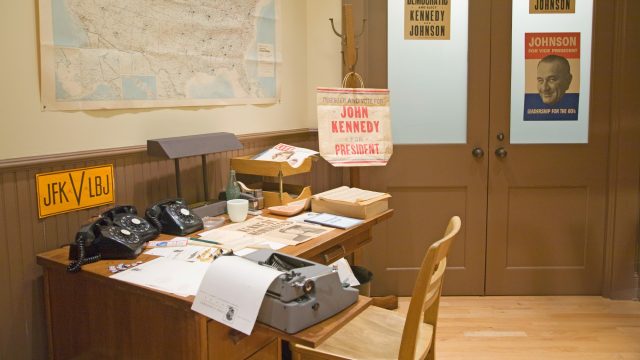 How do presidential libraries work?