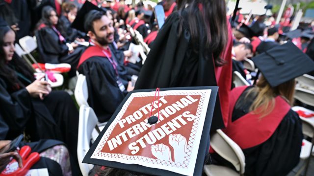 Judge blocks push to bar Harvard foreign students