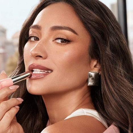 Lightweight Hybrid Lip Products - Maybelline New York Introduced the 'Lifter Glaze Lip Balm' (TrendHunter.com)