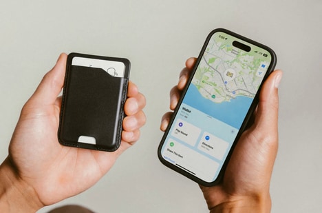 Trackable Magnetic Smartphone Wallets - The Nomad Leather Mag Wallet Works with Apple Find My (TrendHunter.com)