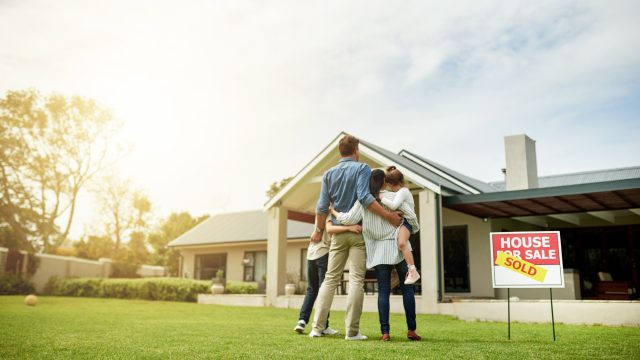 How to navigate buying and selling a home at the same time