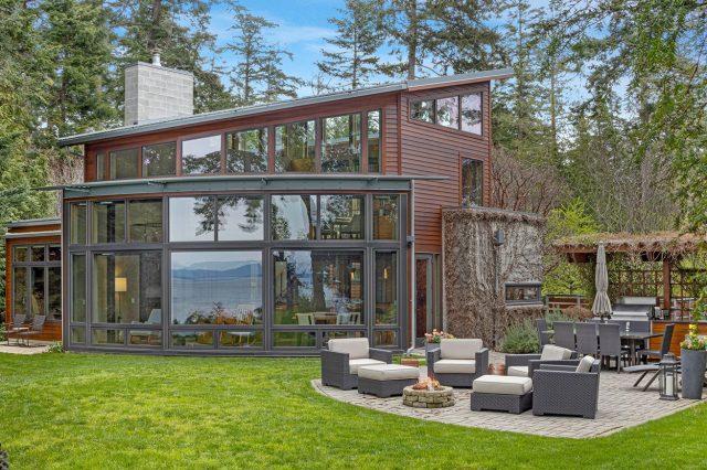 6 peaceful homes near small towns