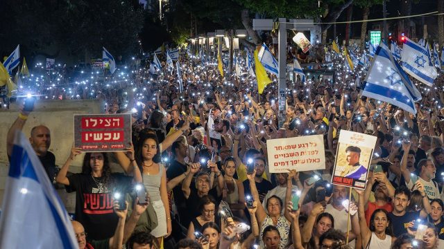 Trump halts Gaza visas as Israelis protest war