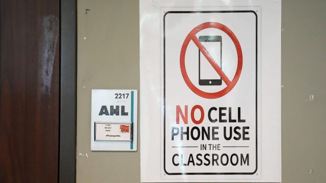 The pros and cons of banning cellphones in classrooms