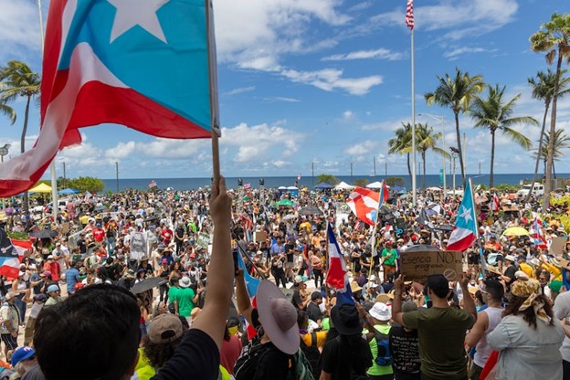 “Defend Cabo Rojo”: Thousands flood the streets of Old San Juan to protest against Esencia