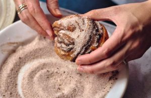 Amlou cinnamon knots recipe