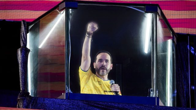 Right-wing outsider poised to win Colombia election