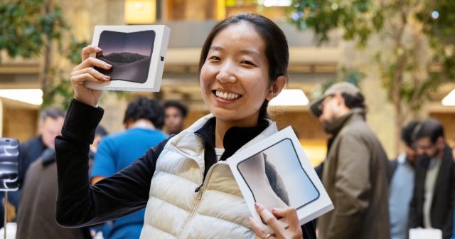 iPhone Duo arrives at Apple Store locations worldwide
